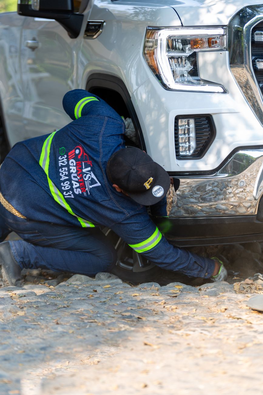 Mechanic providing roadside assistance